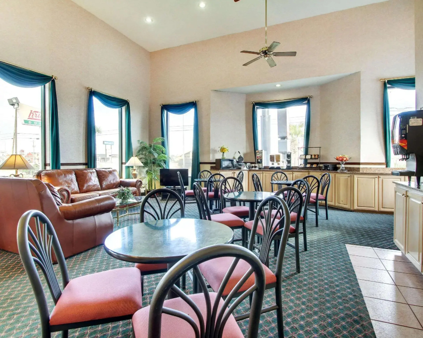 Econo Lodge Inn & Suites