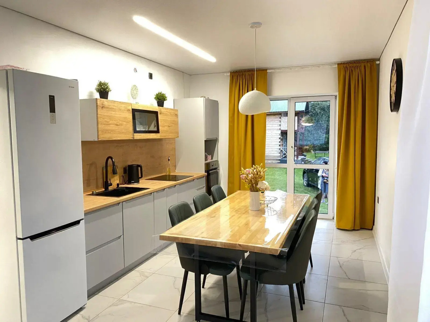 У аэропорта