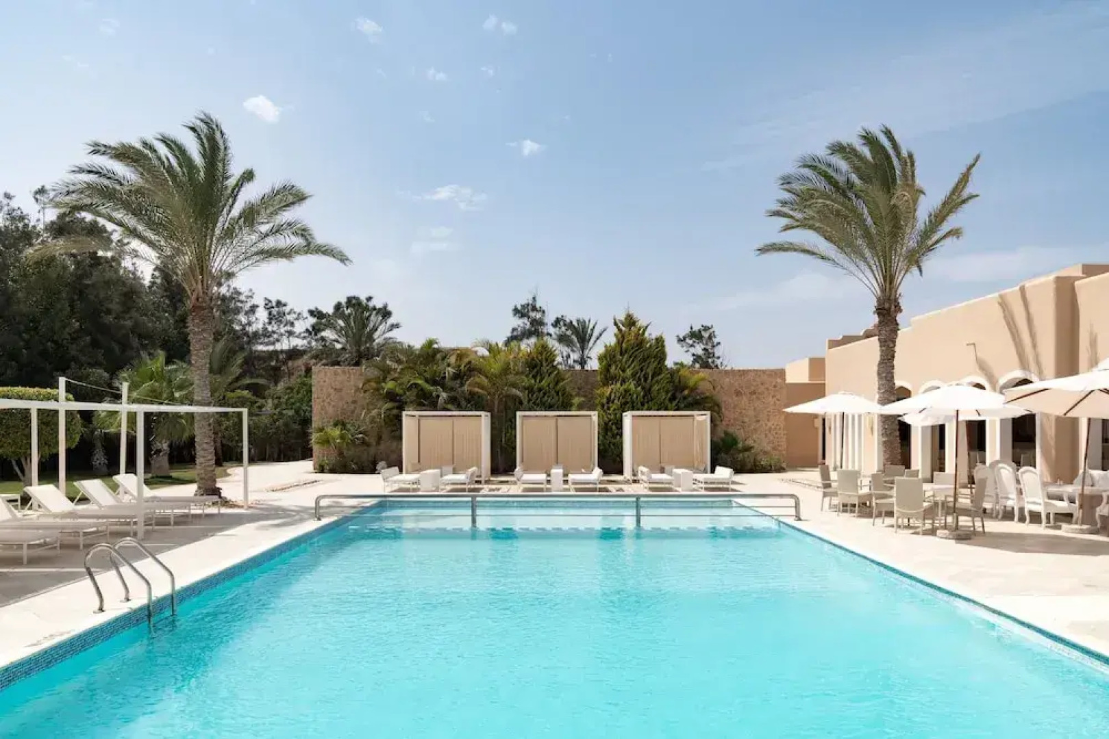 Almazino, Almaza Bay