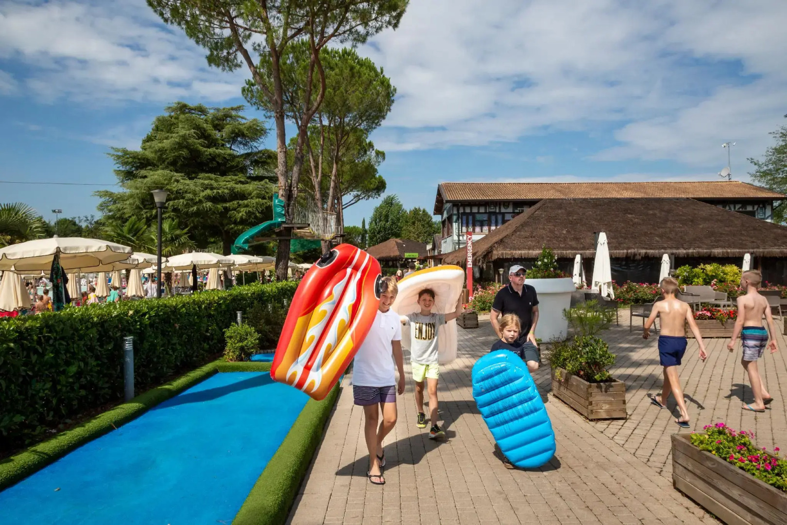 hu Altomincio village