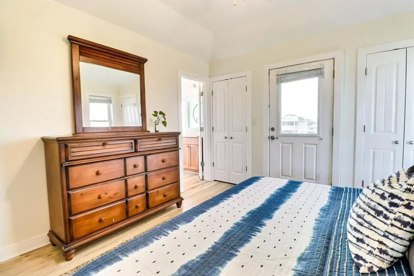 4120 The Shake Shack Across Street from Beach