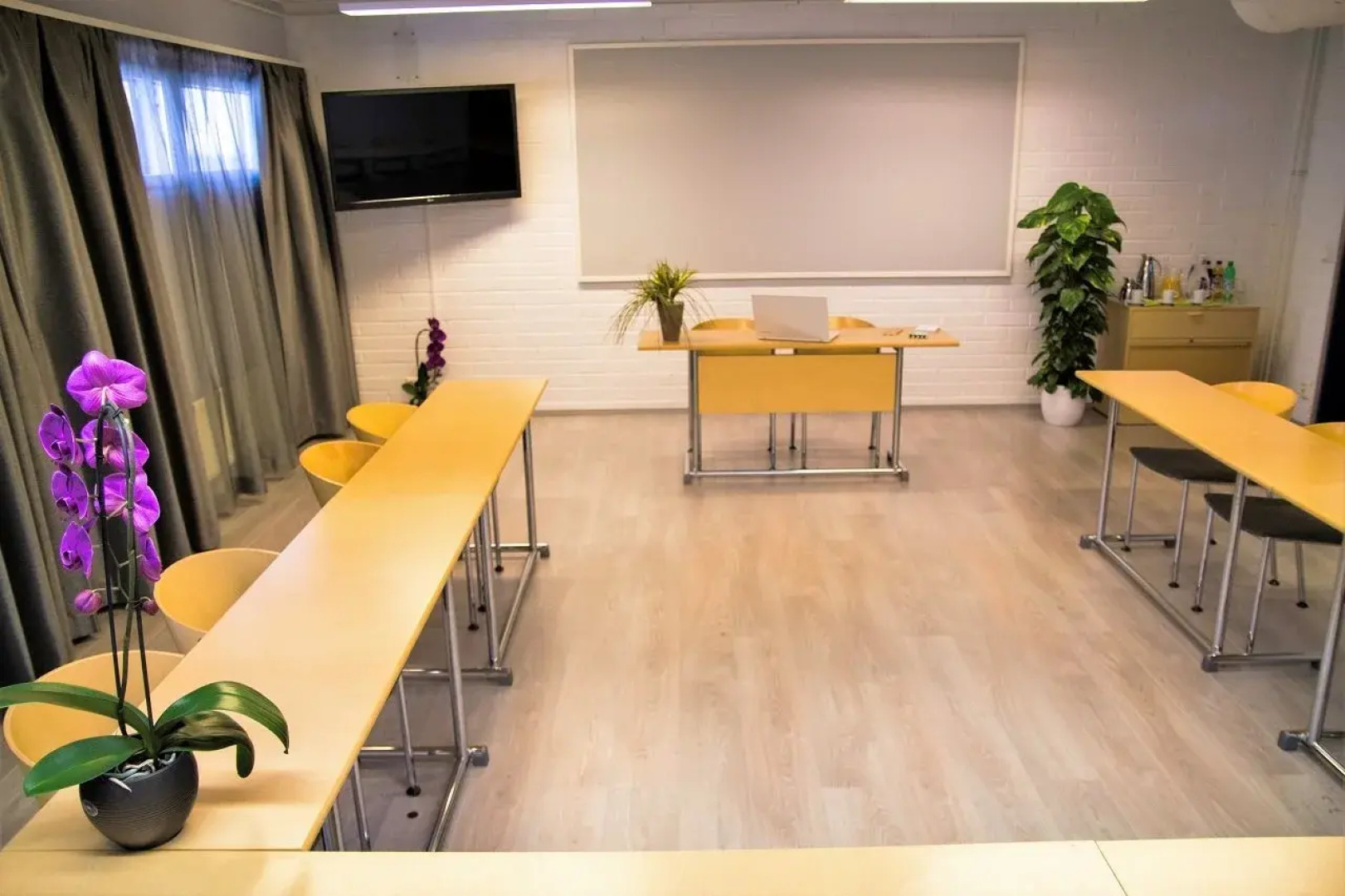 Skyline Airport Hotel