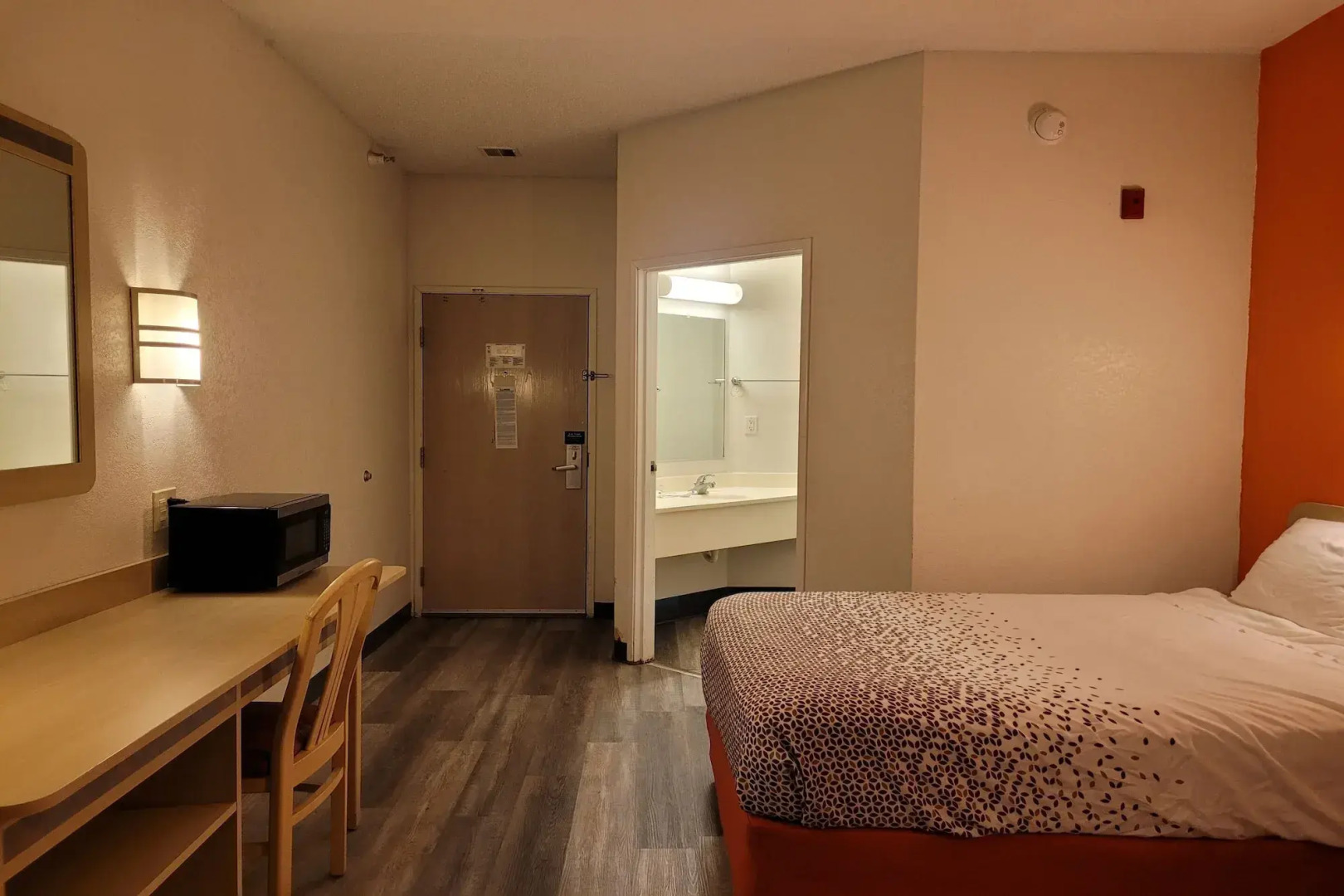 Modern Stay 39 Lakeview By OYO Minonk Garden