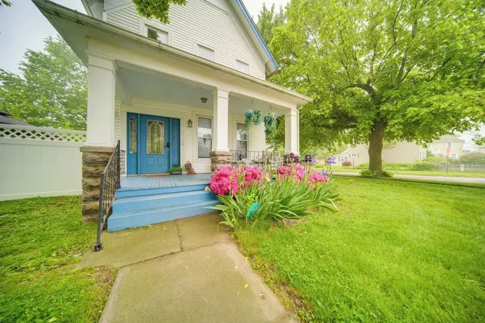 1 Block to Bridge Street: Lake Erie Vacation Home!