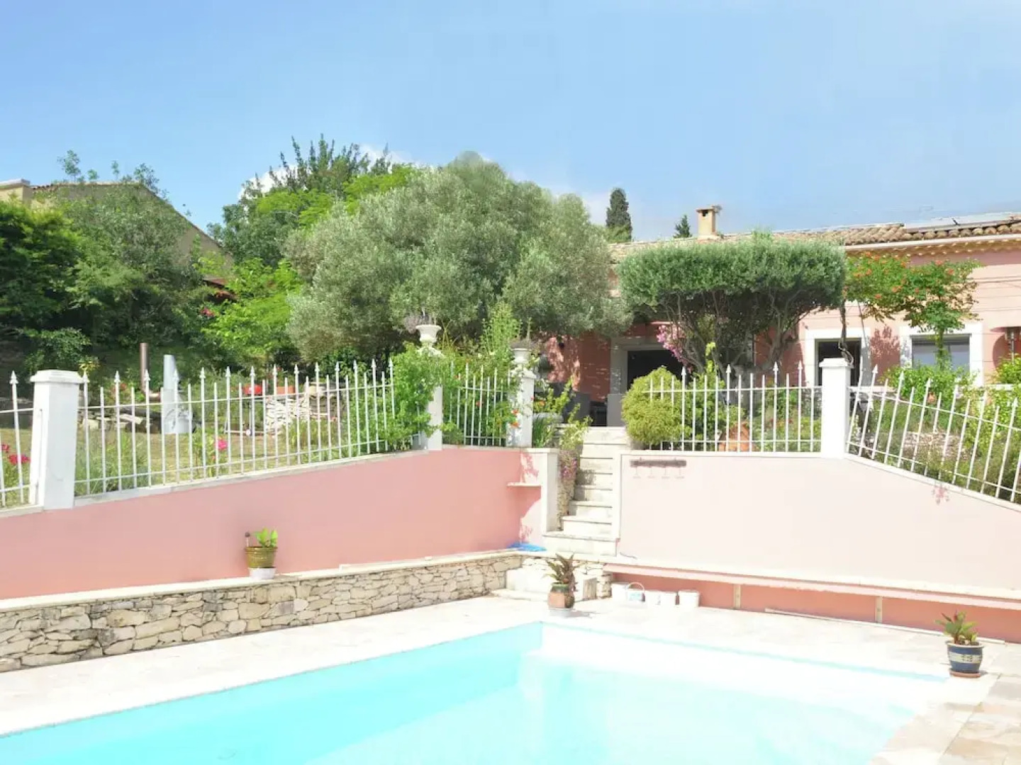 Provencal Villa With Private Pool and Beautiful View on the Vineyards
