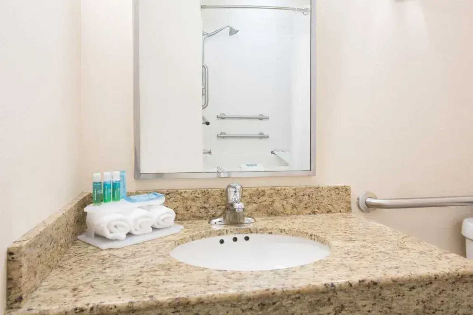 Holiday Inn Express Hotel & Suites Concordia US81