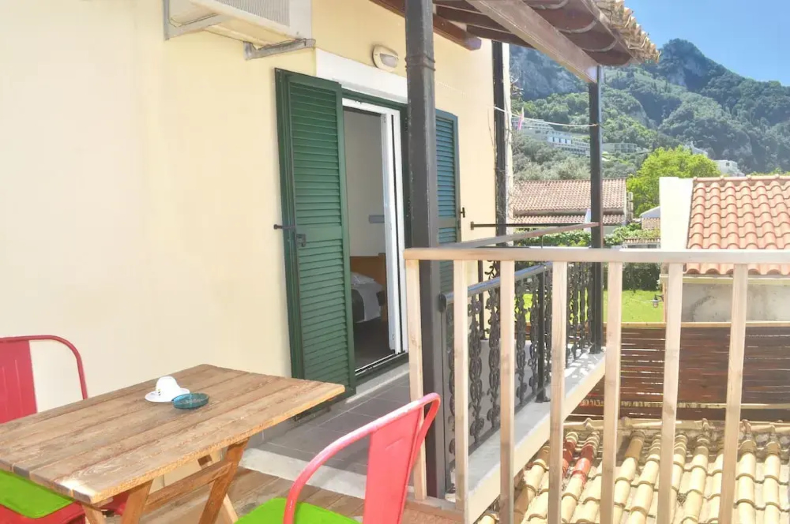 Holiday Studio Apartments Yannis on Agios Gordios Beach in Corfu