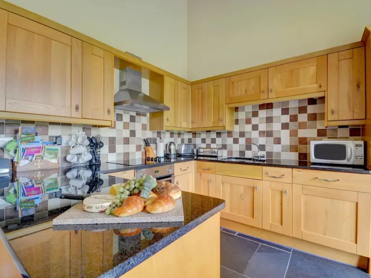 Large, Modern Farmhouse in Umberleigh, With Heigh Ceilings and Beautiful Terrace