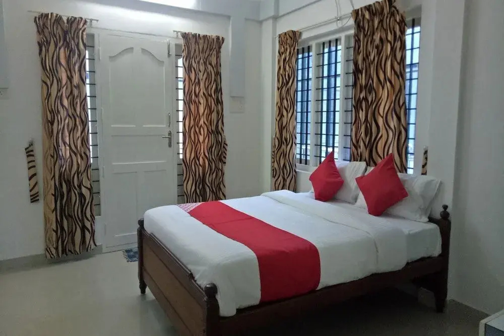 Oyo 23503 Golden Valley Residency