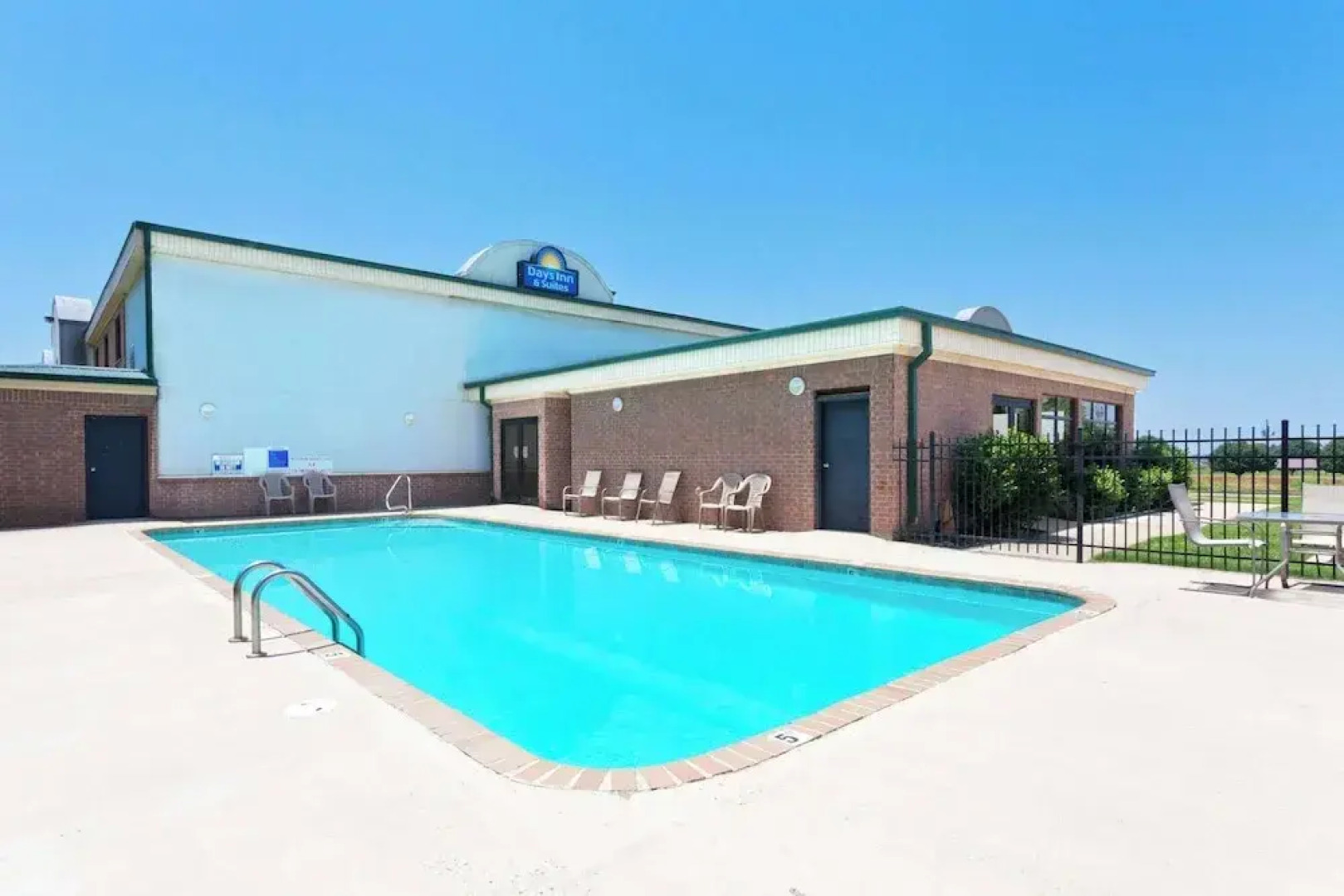 Days Inn & Suites by Wyndham Wynne