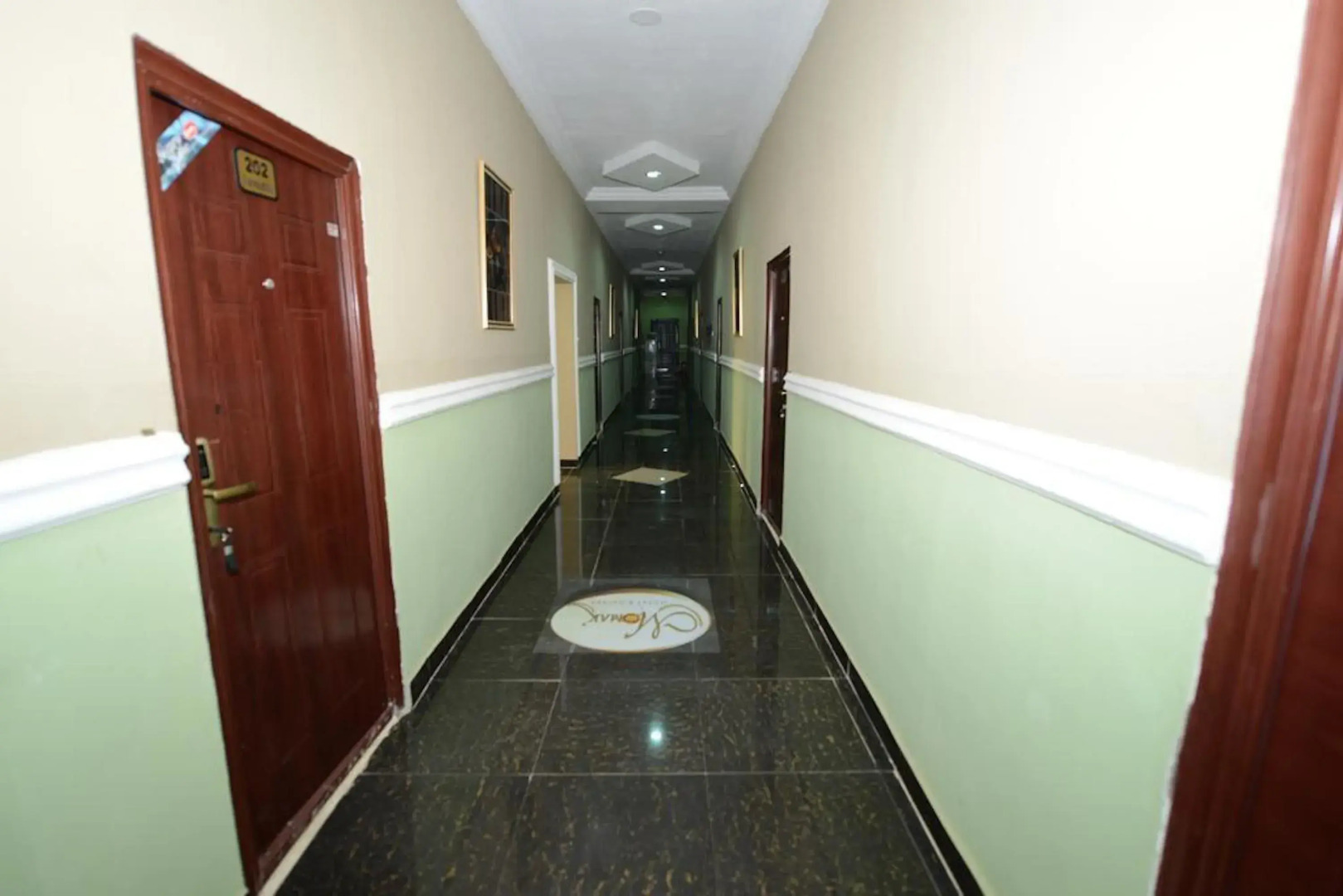 Momak 2 Hotel & Suites