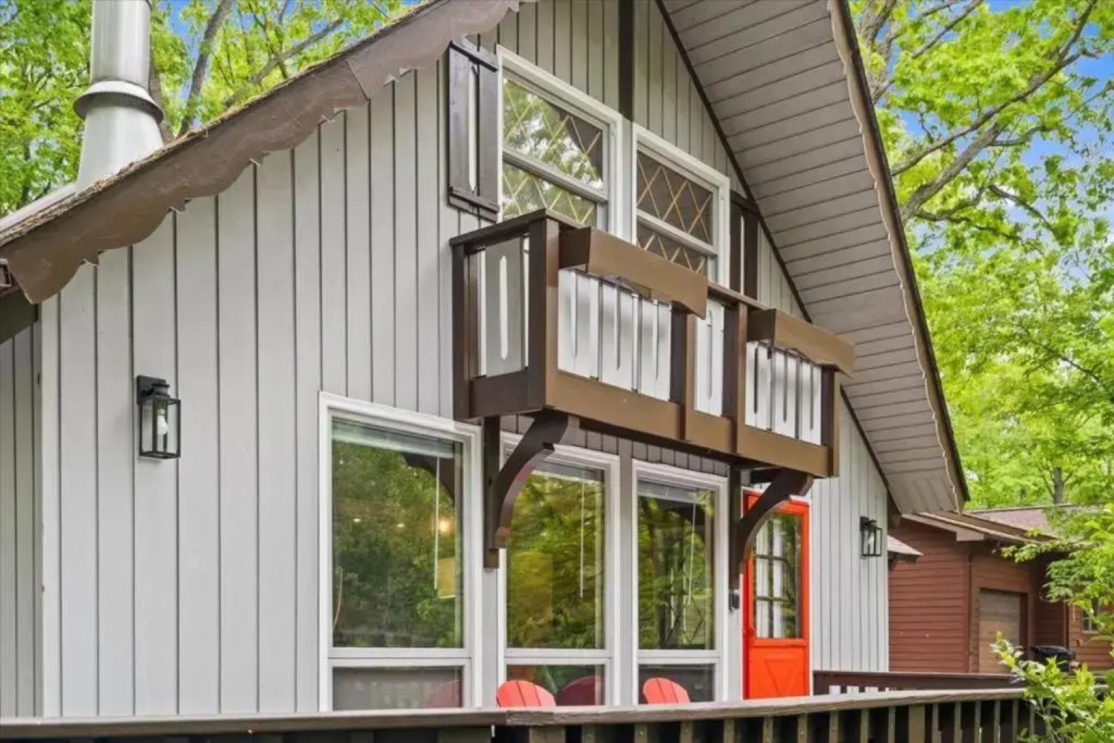 The Gingerbread House: 4 BR chalet, w/ Sunroom/Deck, sleeps 12, modern amenities