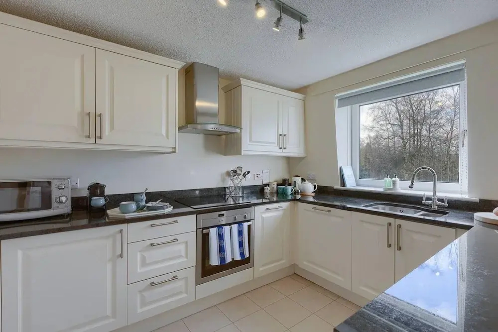 Tasteful top Floor Apartment Next to Gleneagles