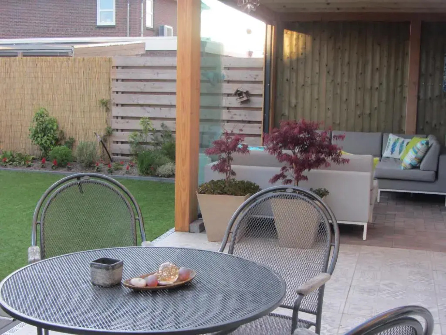 Heerenveen zonnige hoekwoning met tuinkamer en eigen parkeerplaats