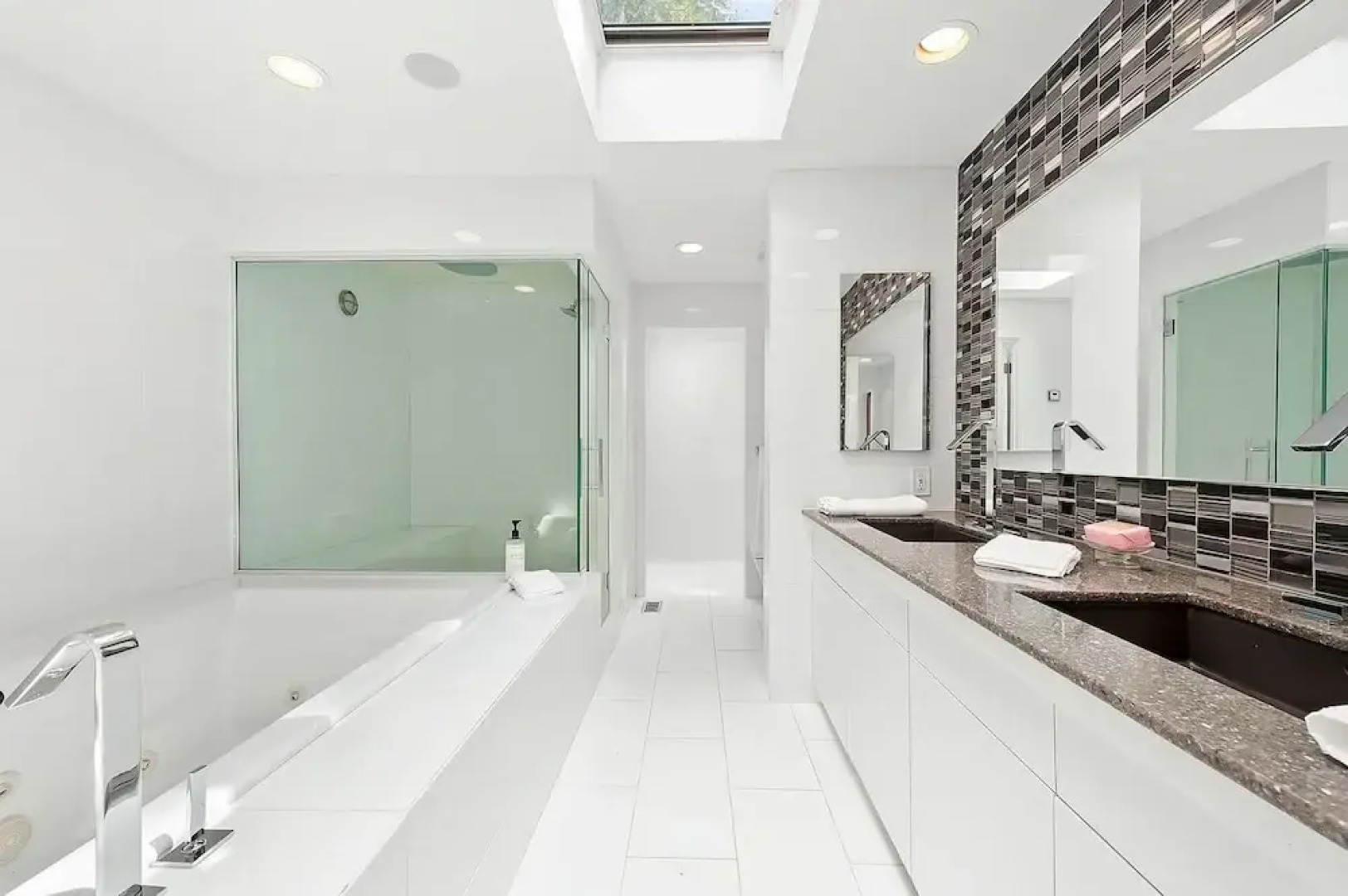 Sunset Villa by Rove Beachfront w Deck Pool