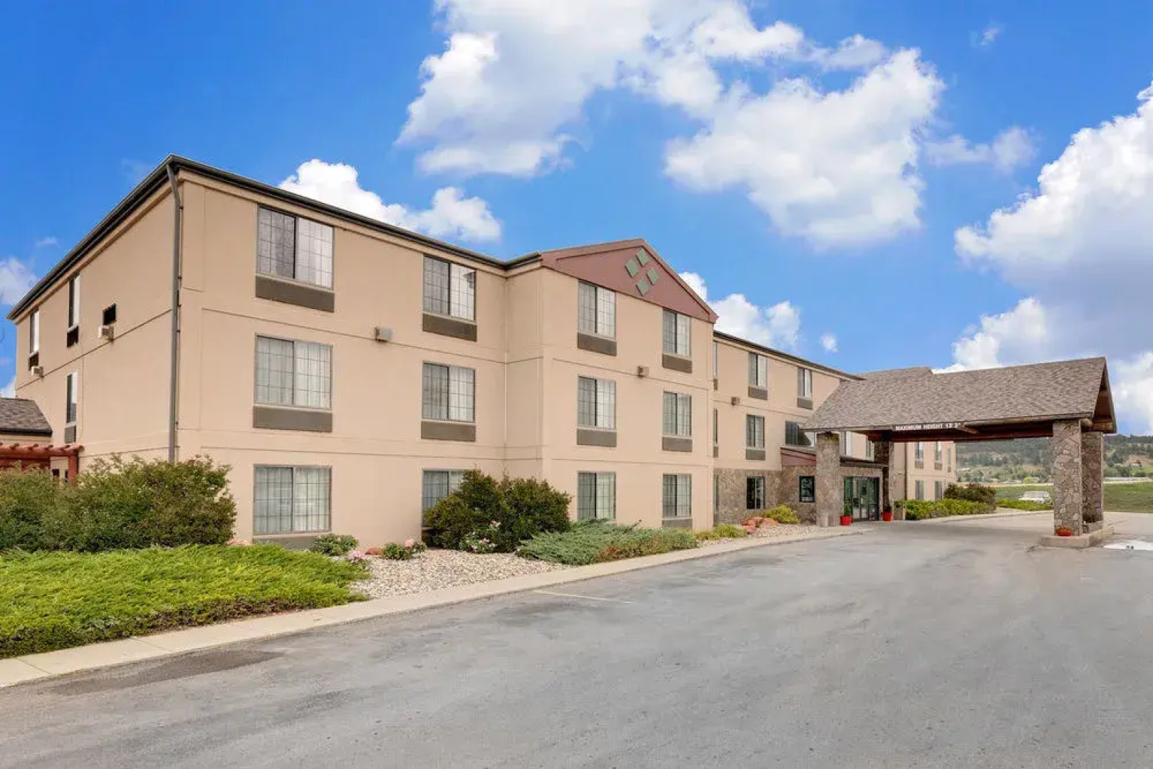 Ramada By Wyndham Summerset Rapid City West