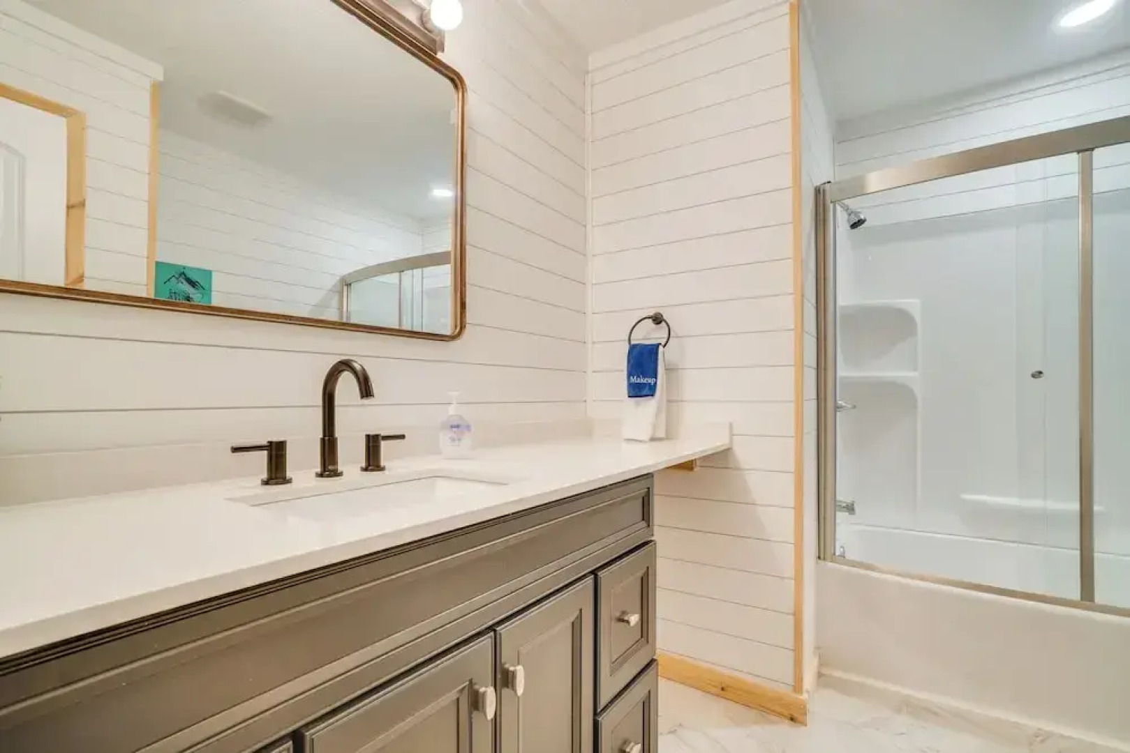 Spacious Rustic Helen Abode ~ 1/2 Mi From Tubing!