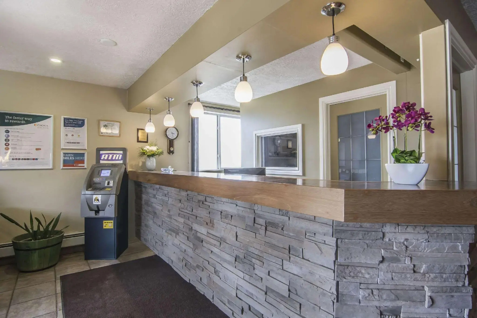 Econo Lodge Inn & Suites