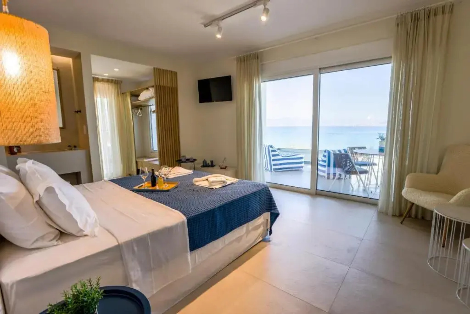 La Mer Bleue Boutique Suite