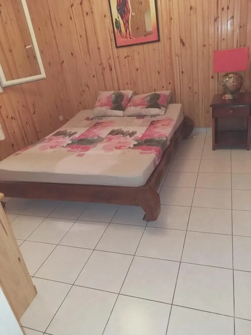 House with 5 Bedrooms in Saint-Benoît, with Enclosed Garden