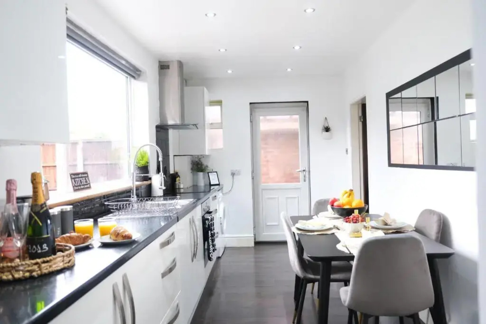 Northway House - Close to M62 and M6