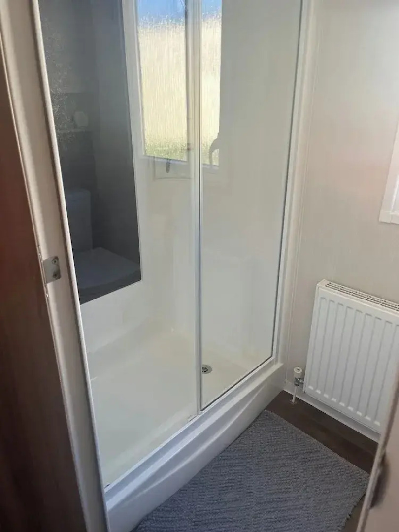 2-bed Cabin, Sleeps 4 in Cayton Bay