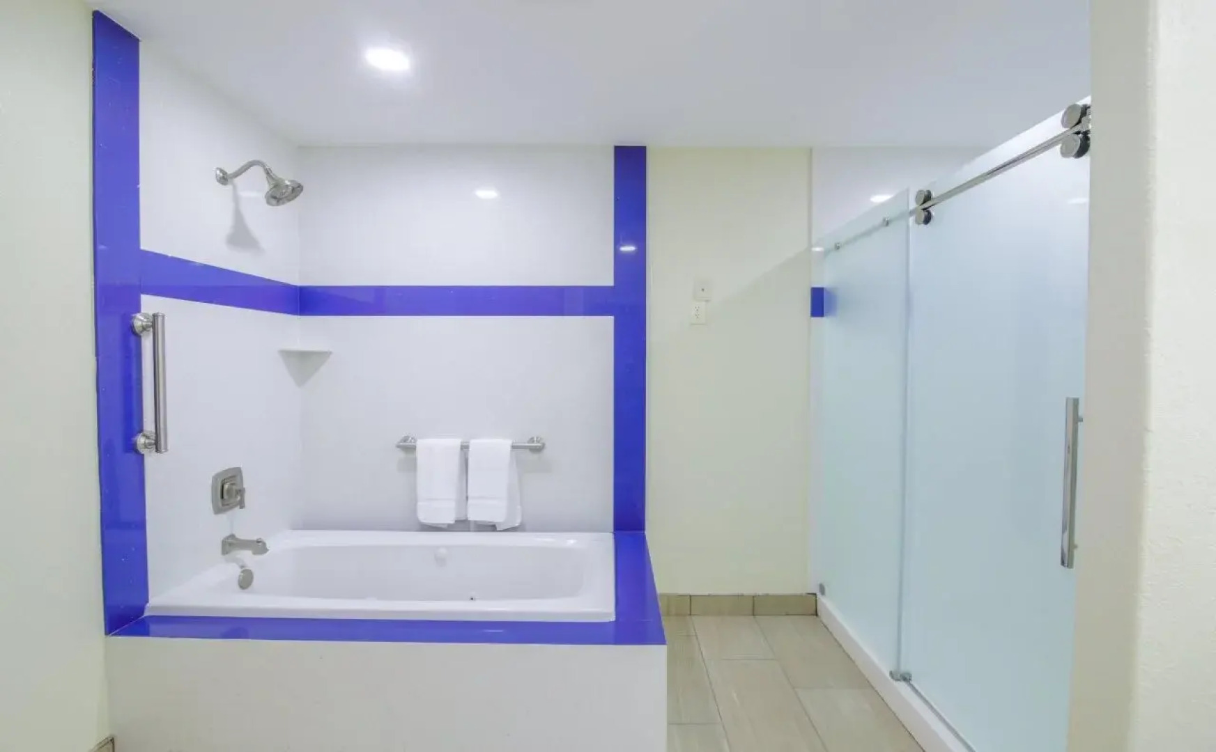 Holiday Inn Express & Suites Raymondville by IHG