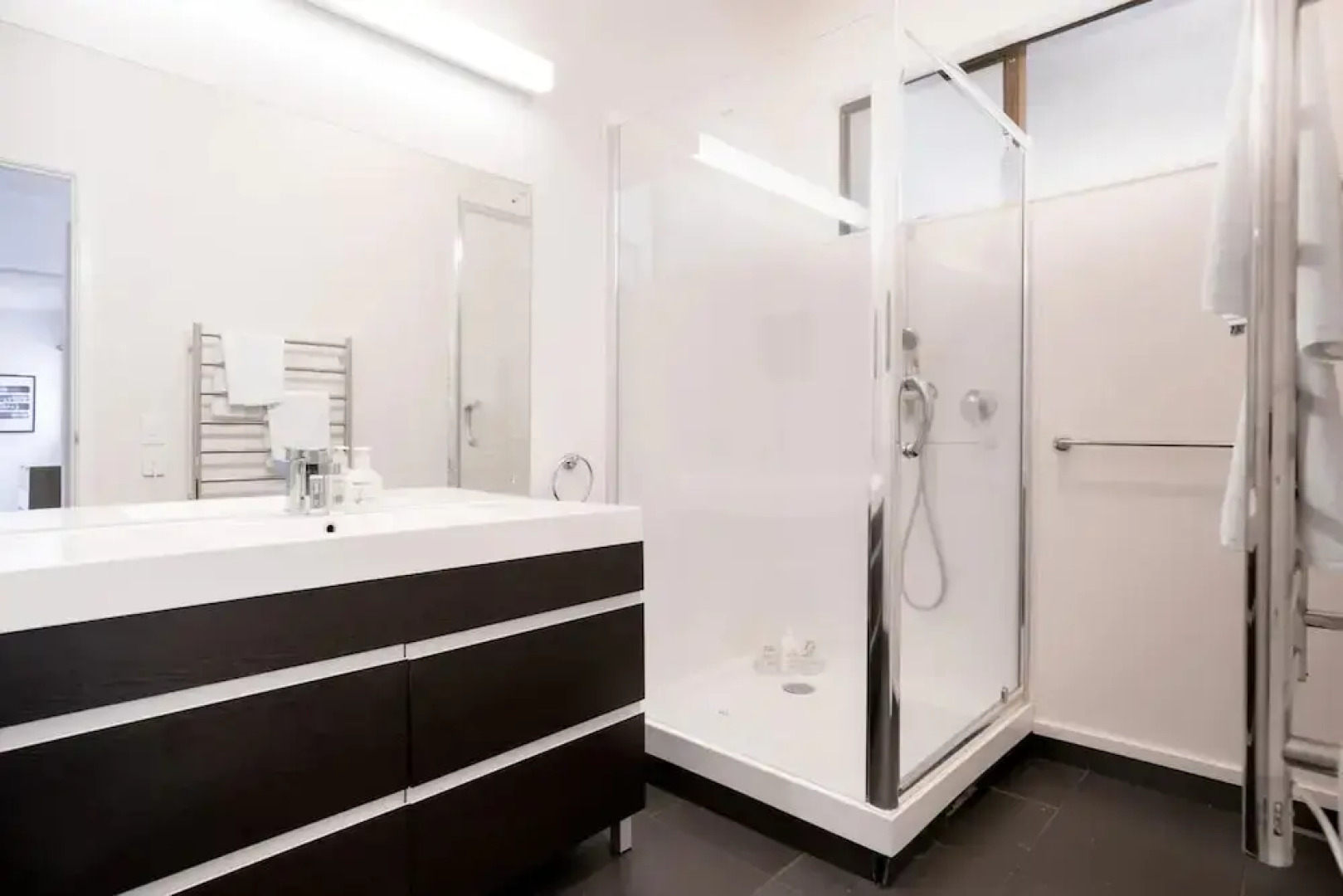 Modern 4 Bedroom Family Home With Pool