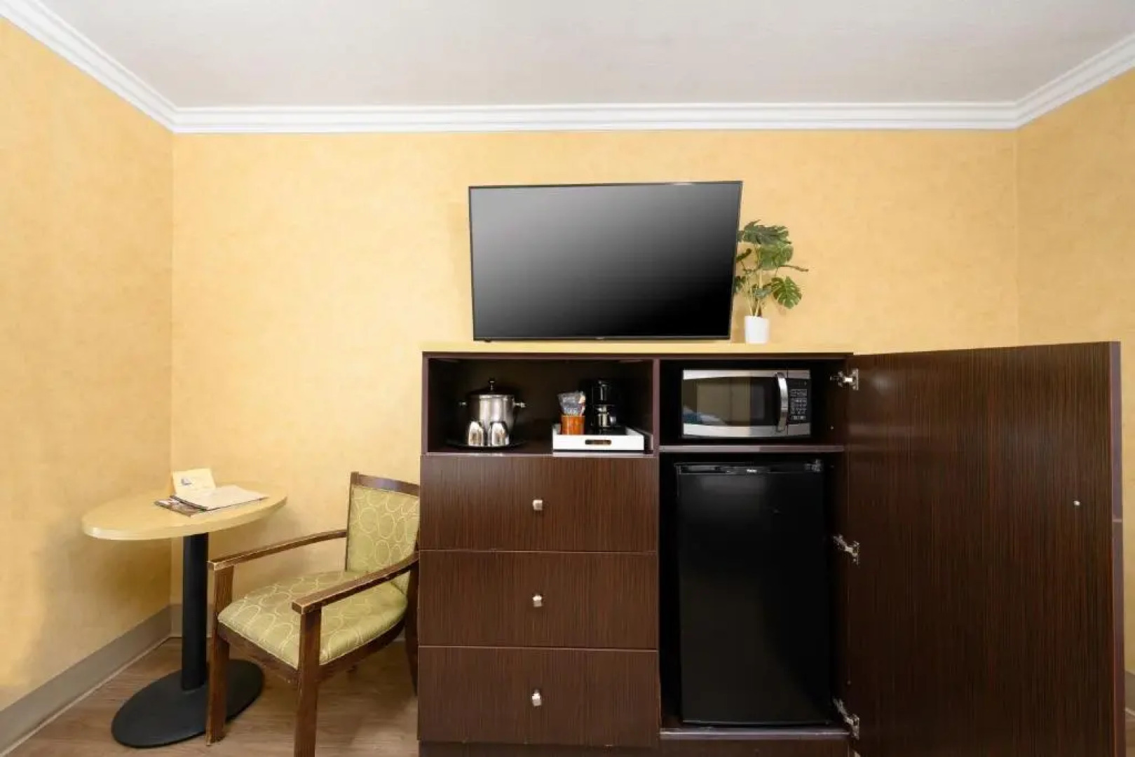 Little Inn By The Bay Newport Beach