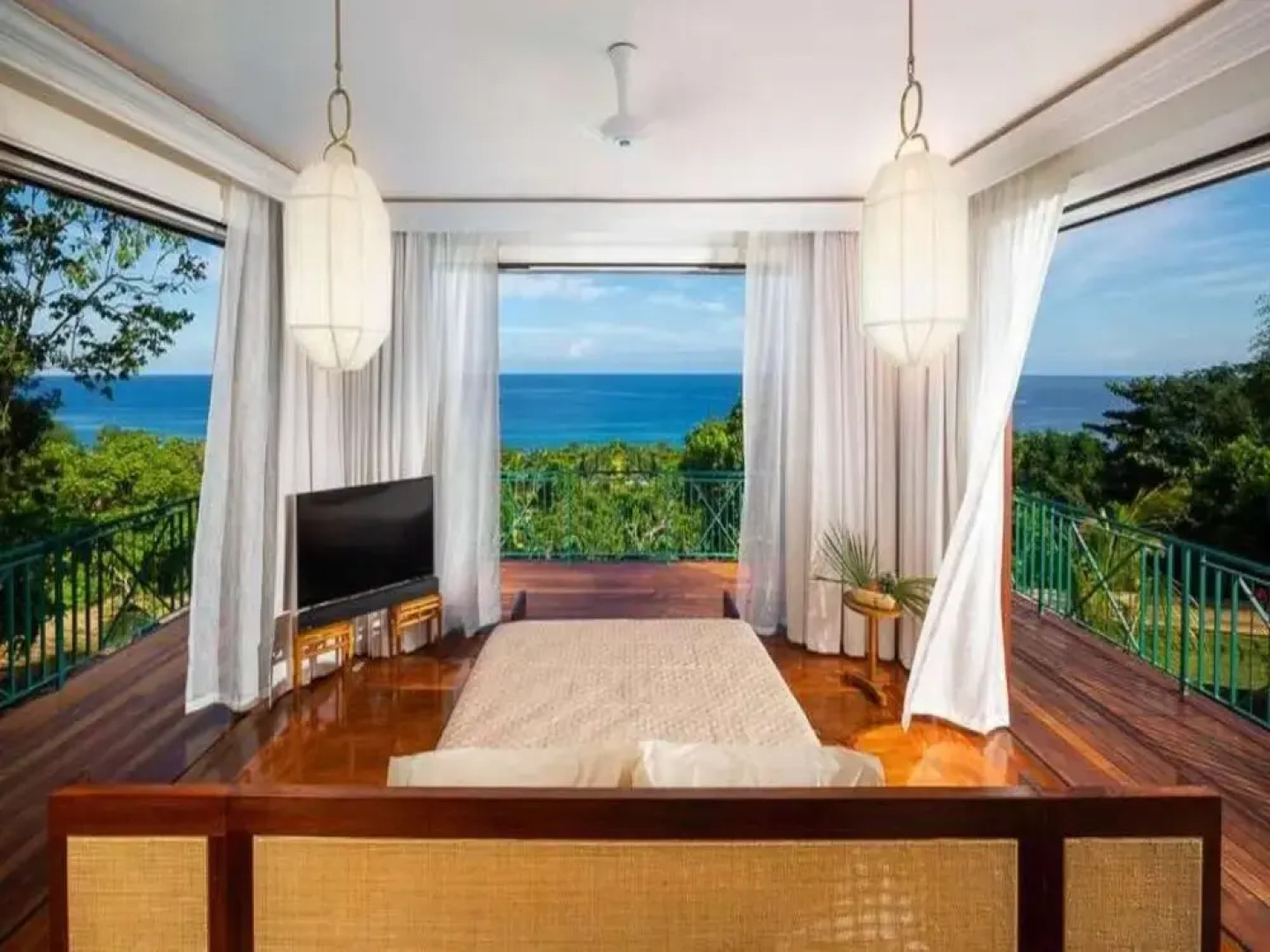 Sunny Vacation Villa at 1