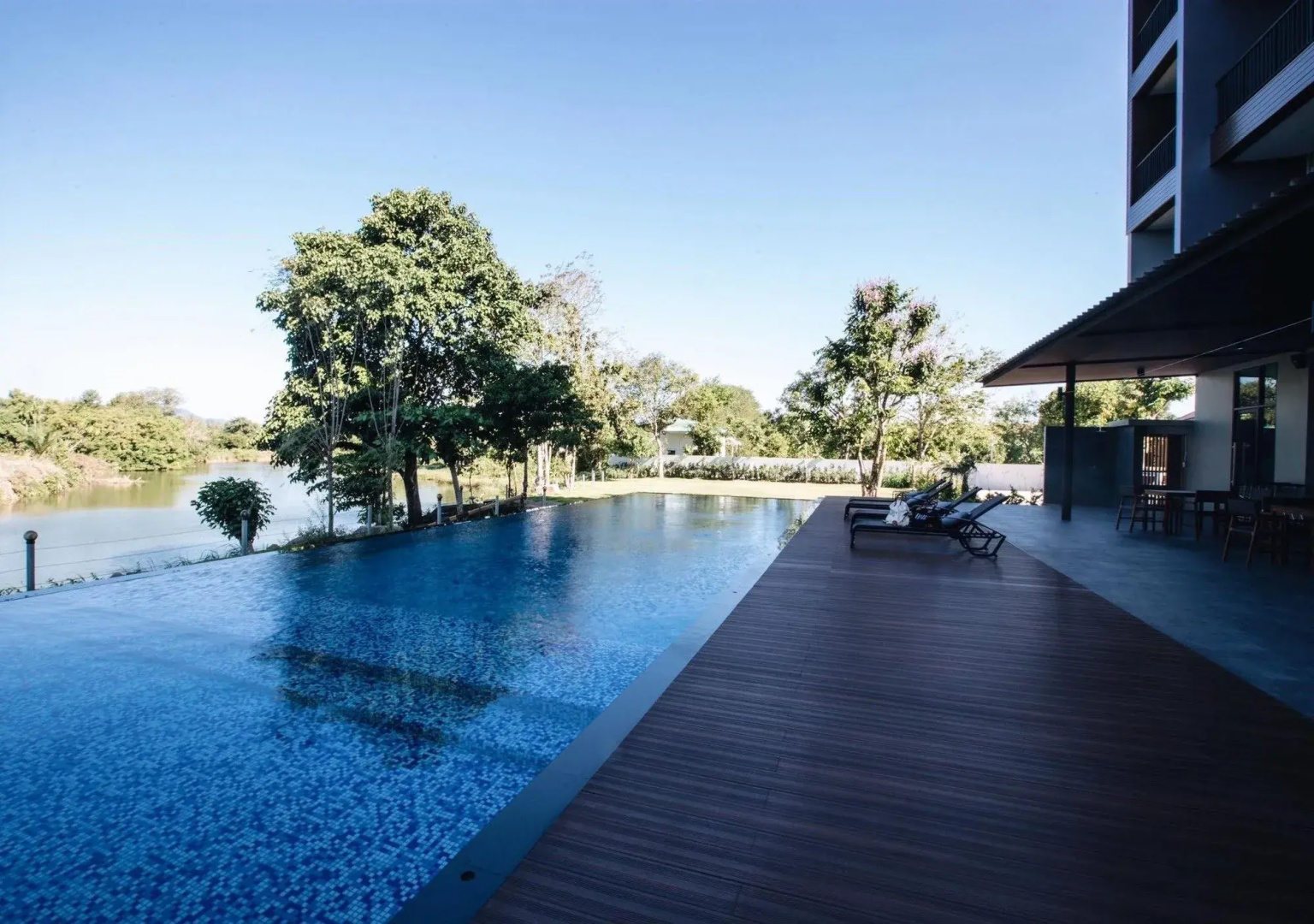 Riverawan Hotel (SHA Plus+)