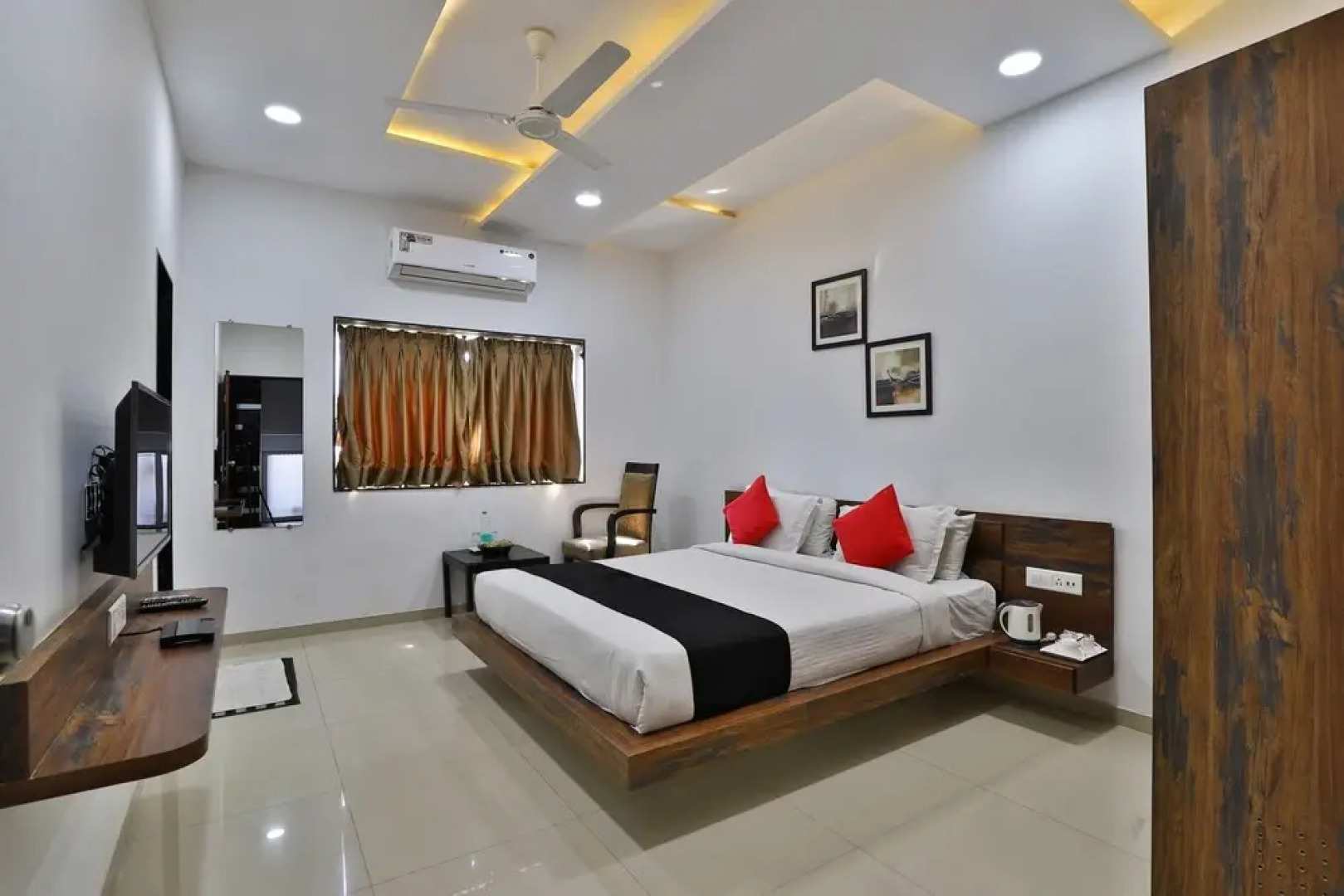 OYO 18933 The Grand President