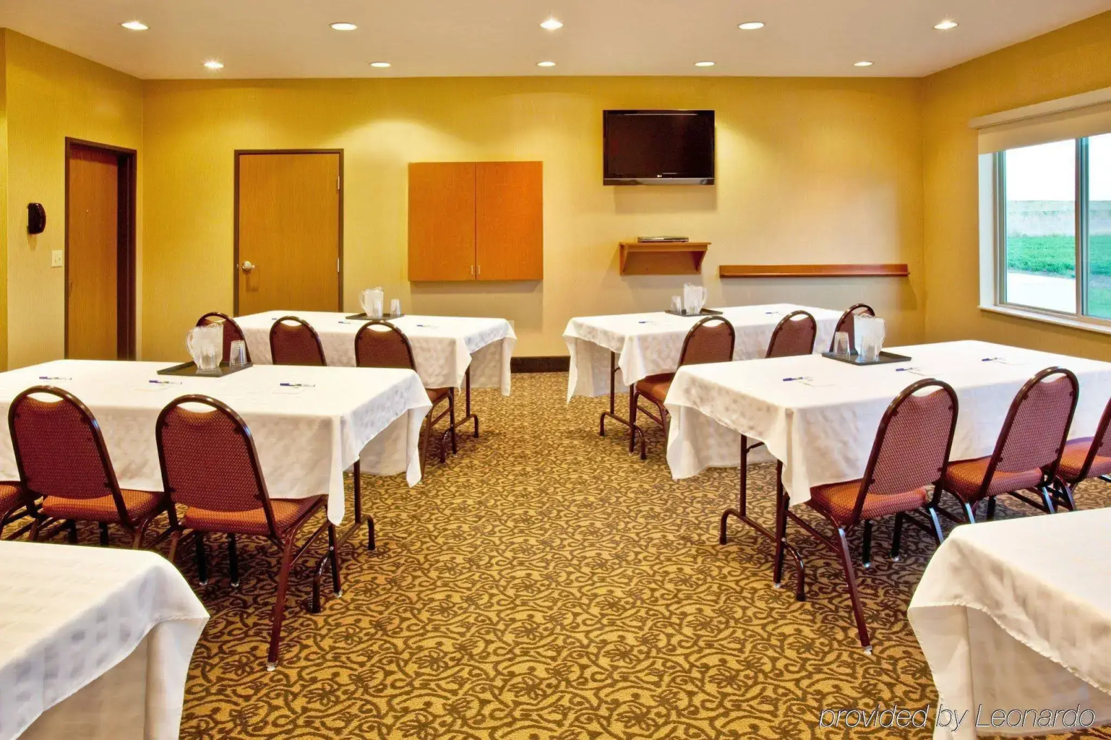 Holiday Inn Express & Suites Sheldon by IHG