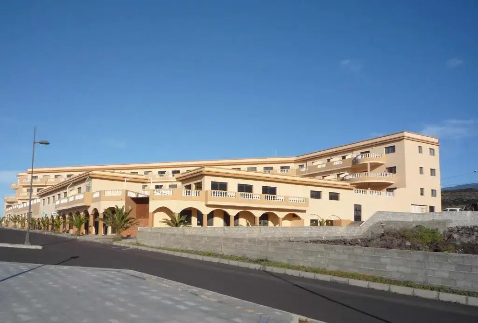 VV 121 con Balcón en primera línea de mar