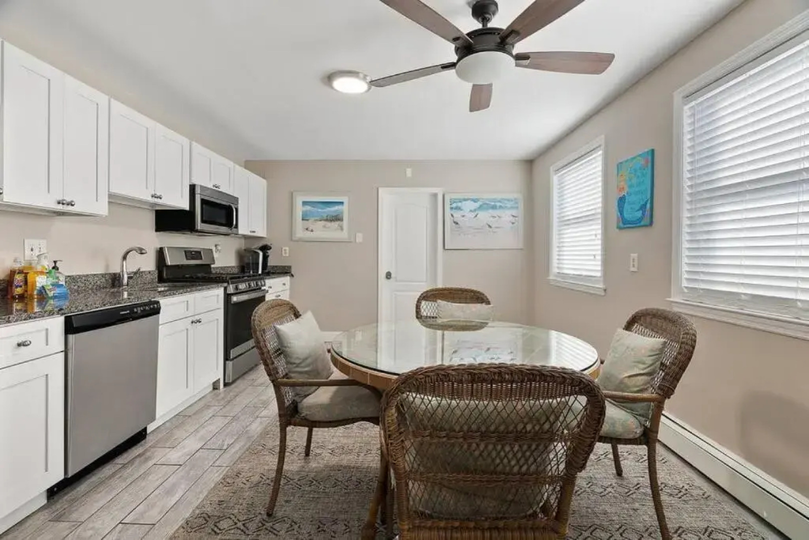 Bright Cozy 2 Blocks to the Beach Parking