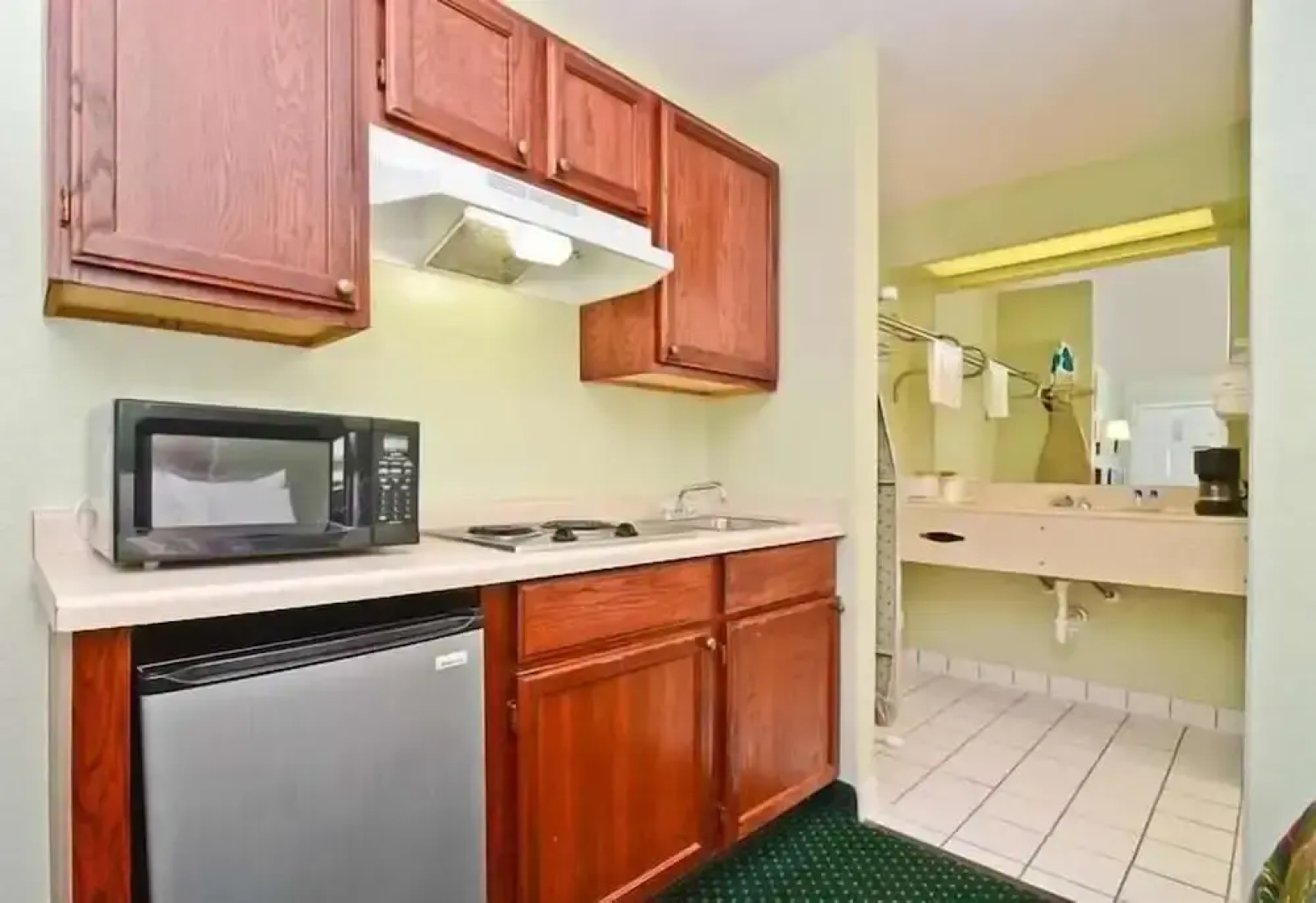 Pine Point Inn & Suites