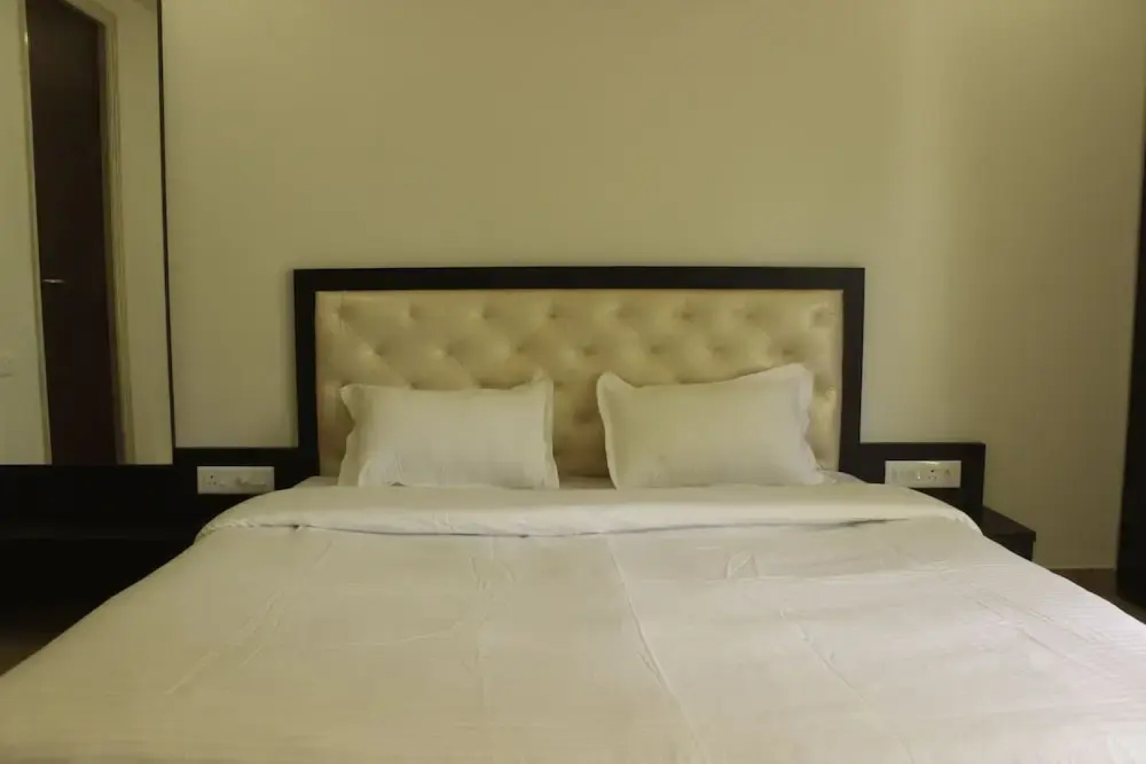 OYO 9714 Home Pool View 1 BHK Siolim