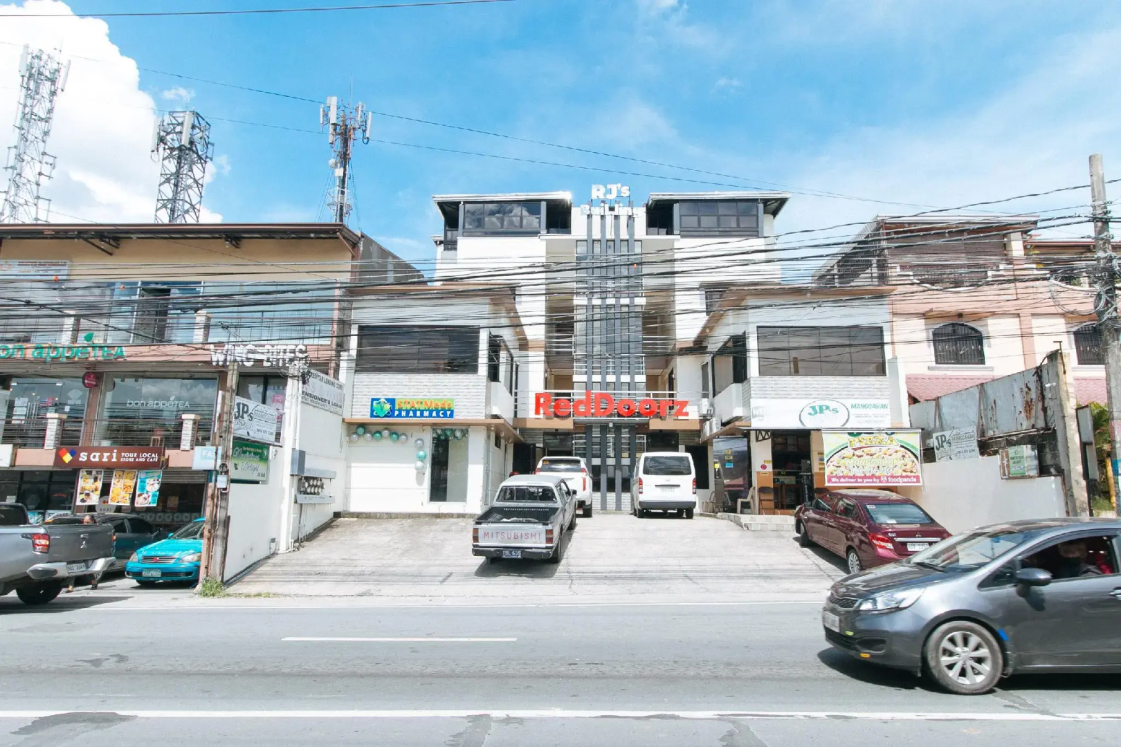 RedDoorz Hostel near Lyceum University Gen.Trias Cavite - Vaccinated Staff