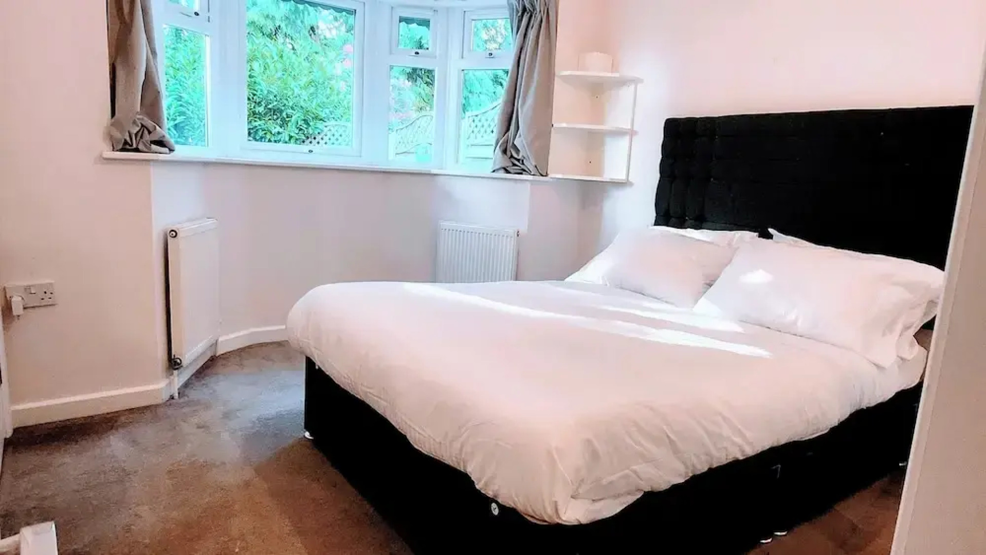 Camberley - 1-bed Annex - Sleeps 2 - Garden