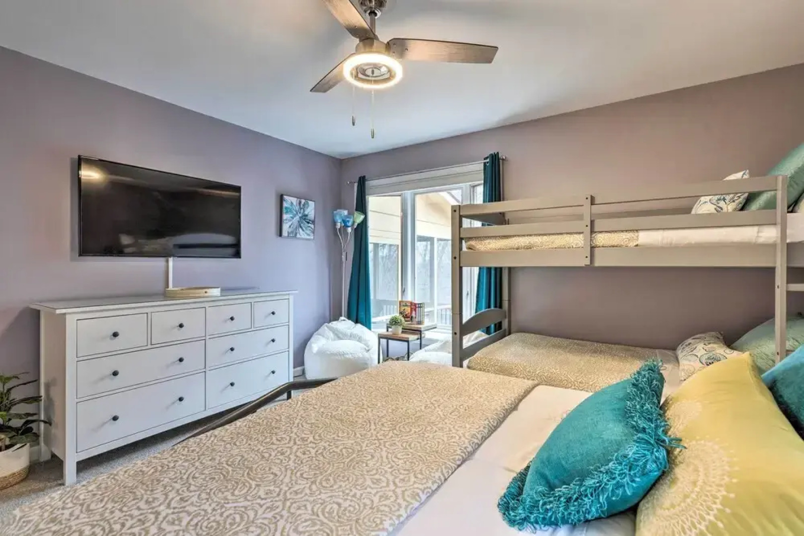 Modern Home: Deck, Bbq, Games, Fire Pit, & More!