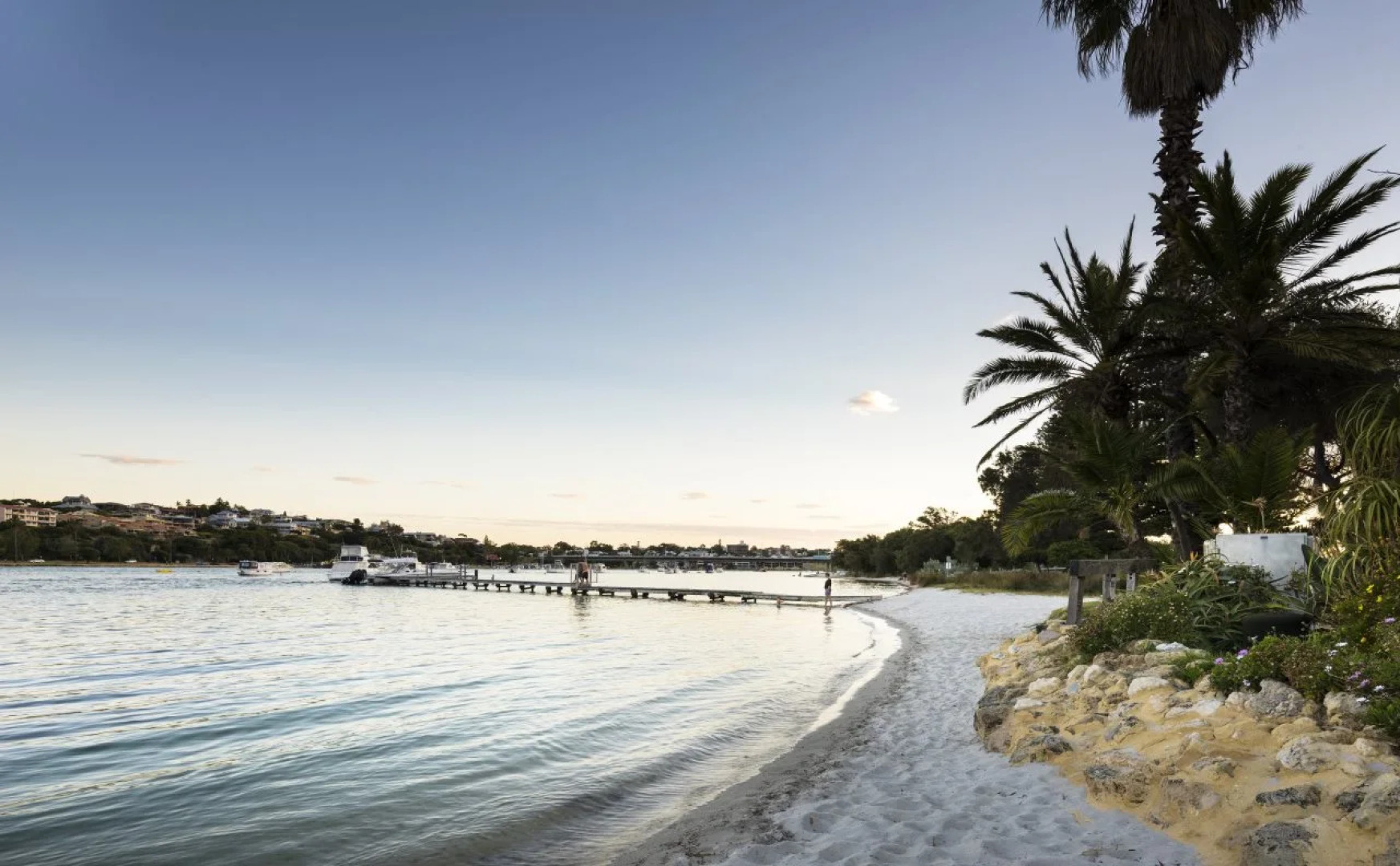 Pier 21 Riverside Apartment Hotel