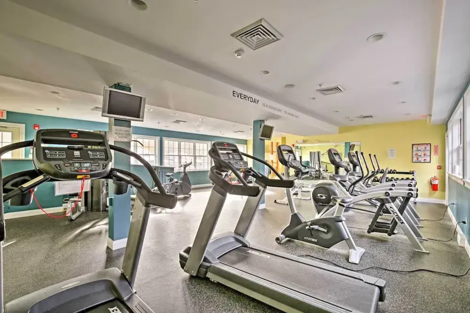 1 Mi to Moody Beach: Cottage w/ Pool Access!