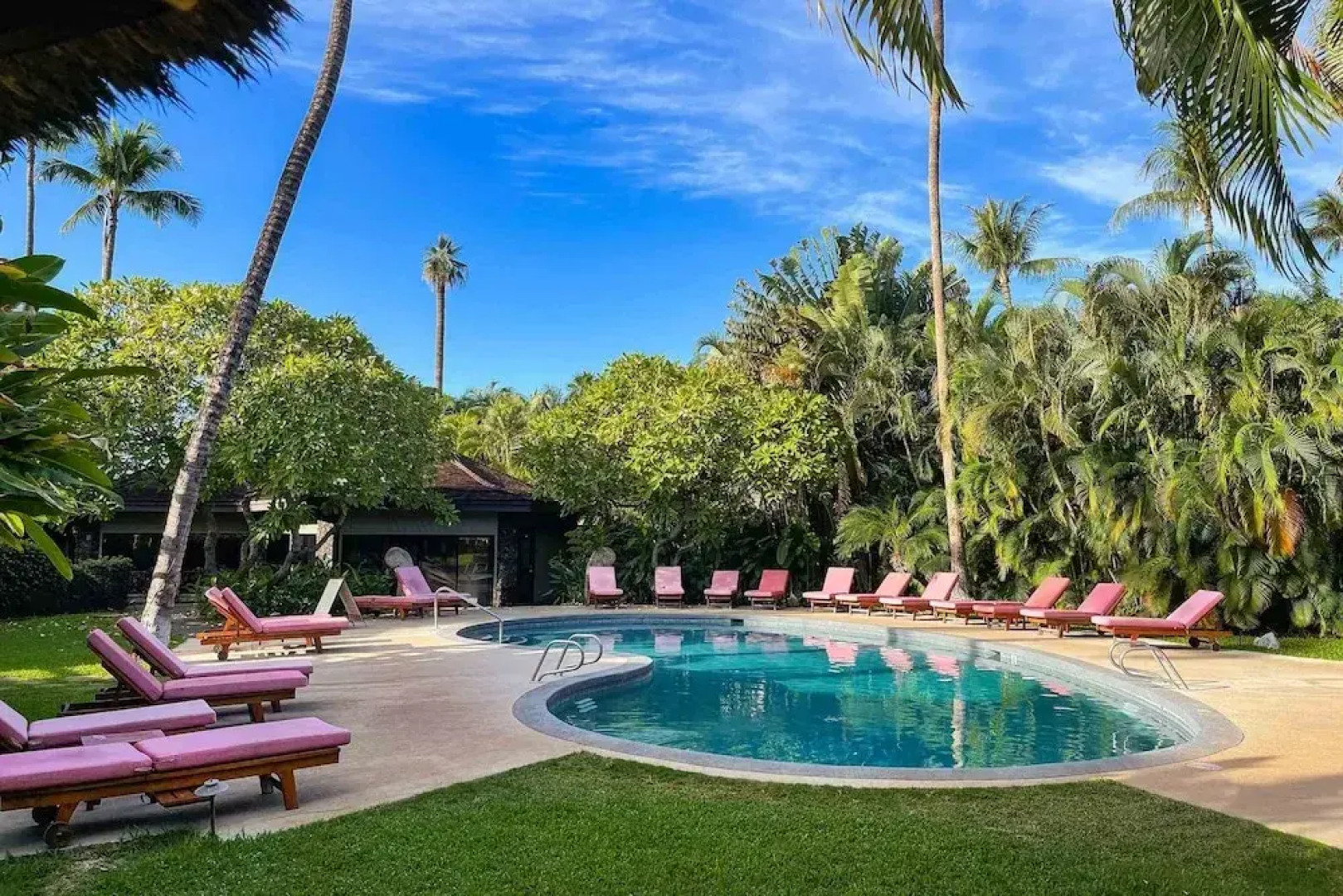 Aina Nalu 2bd/2ba 2 Bedroom Condo by Redawning