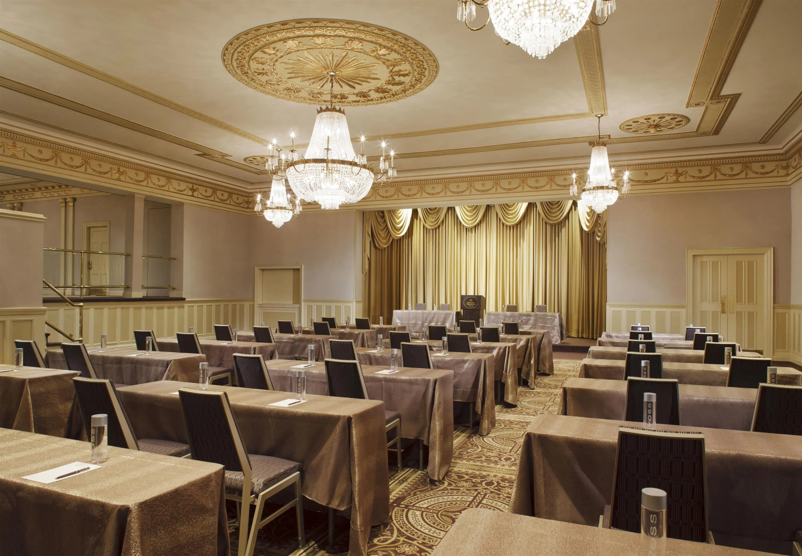 Sheraton Commander Hotel