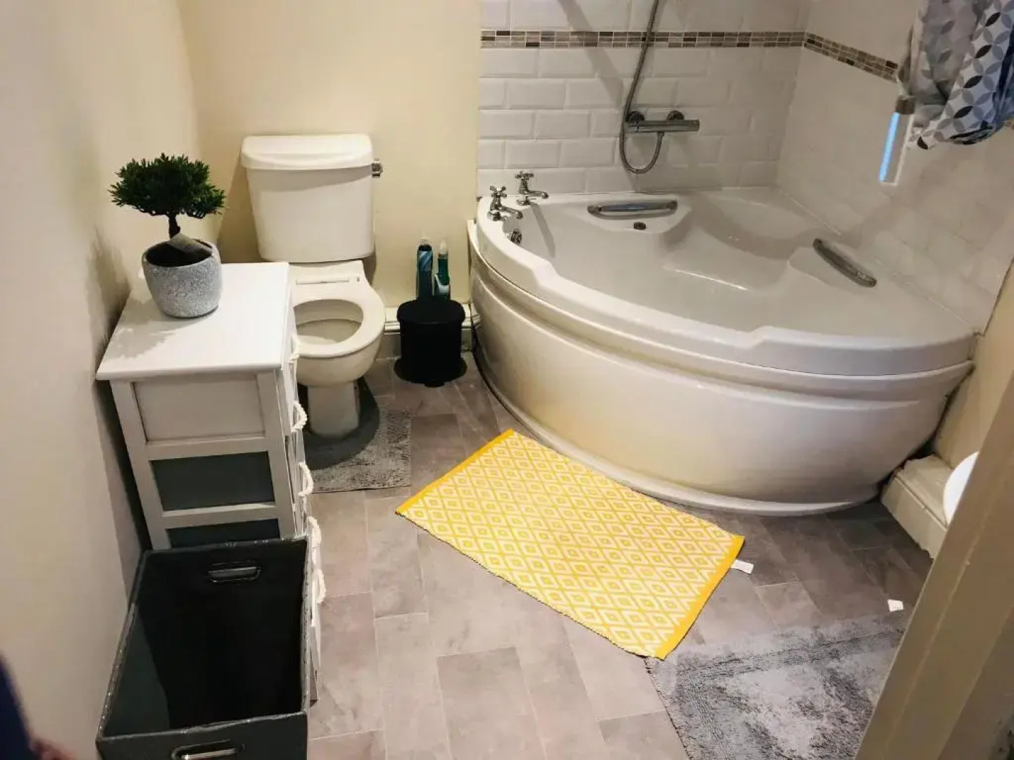 Fields Home a Stunning 3 Bedroom-Sleeps 5