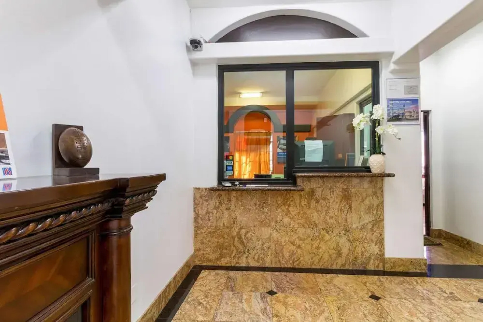 Econo Lodge Near Lax