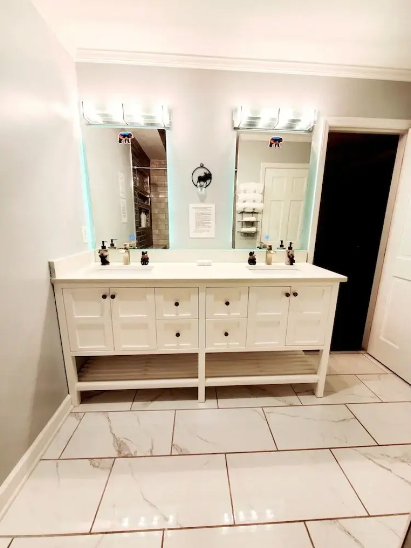 KingBed PetFriendly Washer Dryer Sleep16