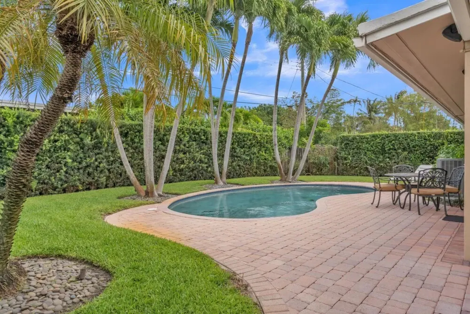 Shangri-la 3 Bedroom Home by RedAwning