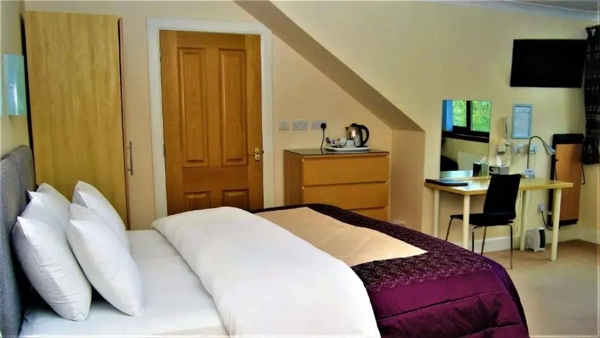 The Old SchoolHouse Hotel