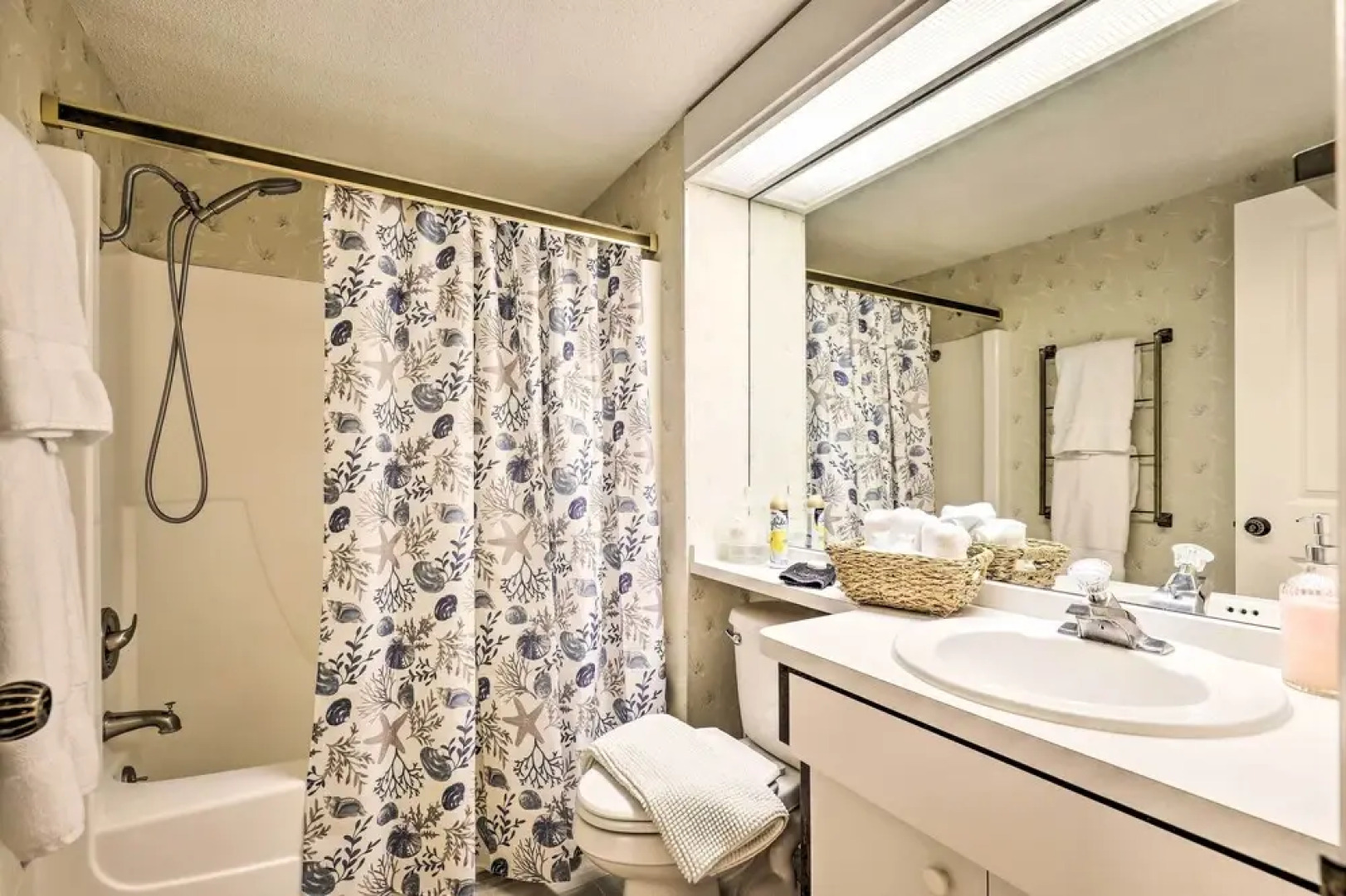 Large Tampa-area Condo - 15 Mi Clearwater Beach!